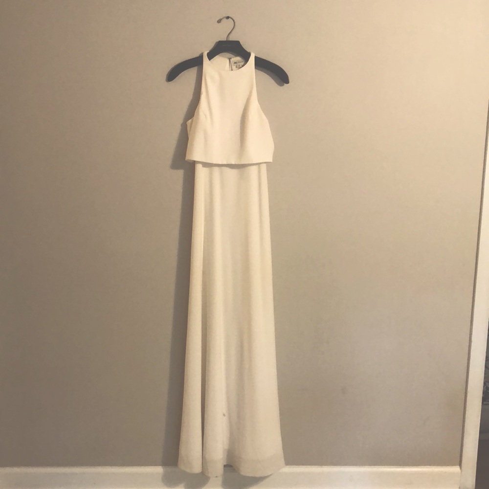 Size 2 bridesmaid or casual wedding down. Could also be used for a bridal shower
